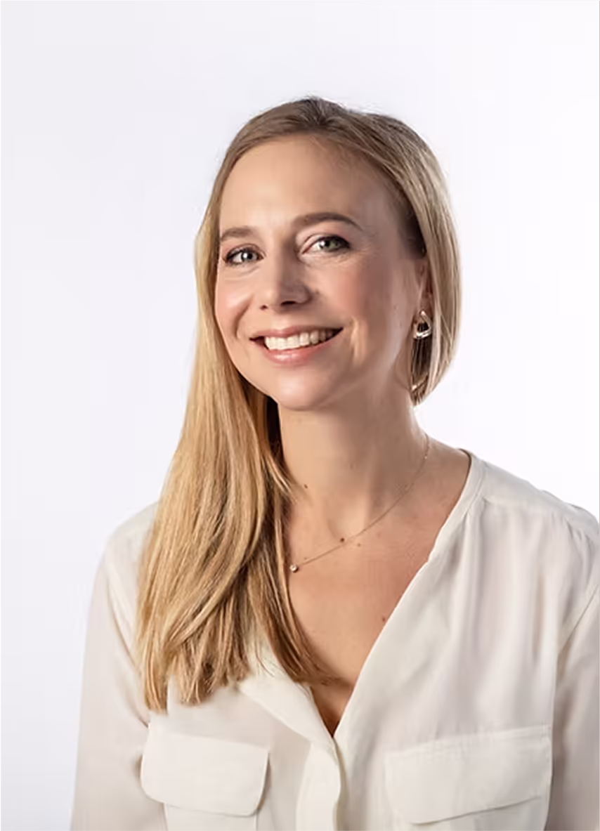 Portrait von Dr. Theresa Rammer, lächelnd