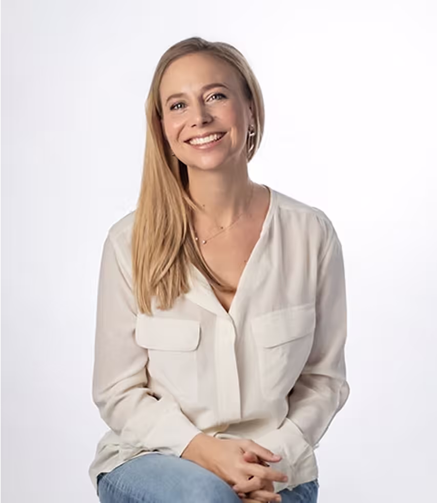 Dr. Theresa Rammer lacht in einem Oberkörperportrait in die Kamera